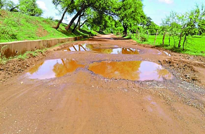 Shabby road रानीतराई से कौही सड़क पर गड्ढों से परेशानी, अधिकारी नहीं दे रहे ध्यान