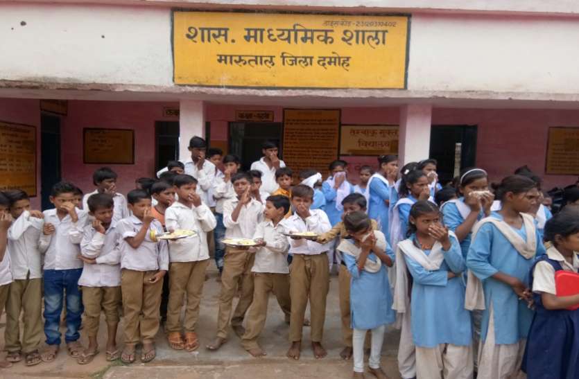 Contaminated Mid day meal Strict administration Action दूषित मध्याह्न भोजन के मामले में सख्त हुआ प्रशासन, जानिए किस पर क्या हुई कार्रवाई