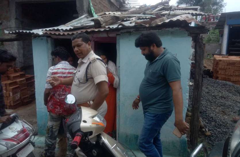 thekedaar ke gurgon ke saath kee chhaapaamaar kaarravaee ठेकेदार के गुर्गों के साथ की छापामार कार्रवाई