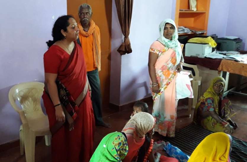 Women hear the message of the Prime Minister, directly organized on the district level of the dialogue program. महिलाओं ने सुना प्रधानमंत्री का संदेश, सीधे संवाद कार्यक्रम का जिला स्तर पर हुआ आयोजन