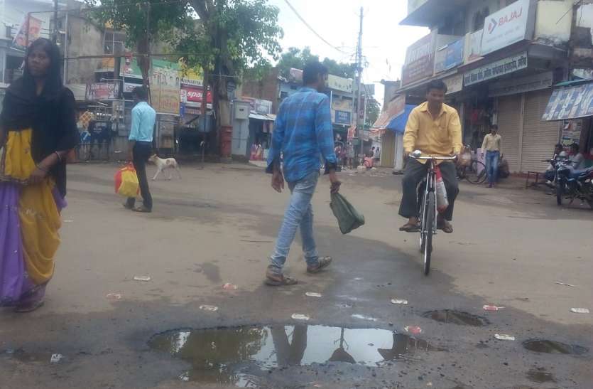 16 crores newly built roads in pits गड्ढों में तब्दील हो गई 16 करोड़ की नवनिर्मित सडक़ें