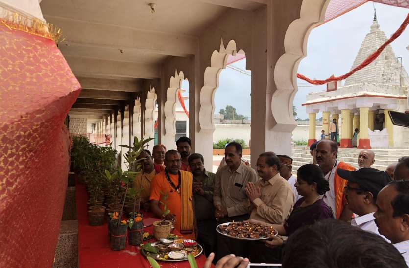 Unique initiative of nature conservation Initiative initiated in the N प्रकृति संरक्षण की अनूठी पहल; नर्मदा मंदिर मे पूजित पौधों को दर्शनार्थियों को प्रसाद , स्मृति चिन्ह स्वरूप देने की हुई पहल