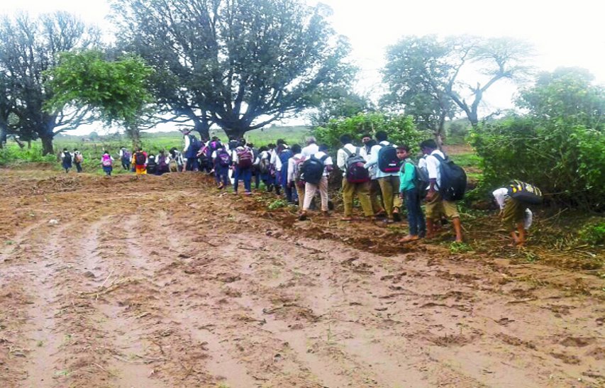 patrika गांवों में बदहाल स्कूल पहुंच मार्ग, खेतों से होकर तय हो रहा स्कूलों का सफर