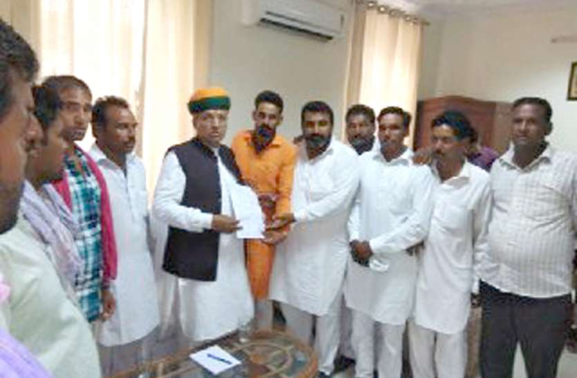 villagers met minister साल पूर्व क्रमोन्नत हुए विद्यालय में शिक्षकों की कमी, केन्द्रीय राज्य मंत्री से मिले ग्रामीण