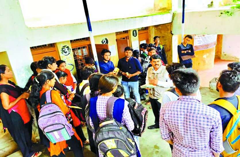 Chhindwara reached the torch of revolution against higher education sc उच्च शिक्षा के घोटाले के खिलाफ क्रांति की मशाल पहुंची छिंदवाड़ा