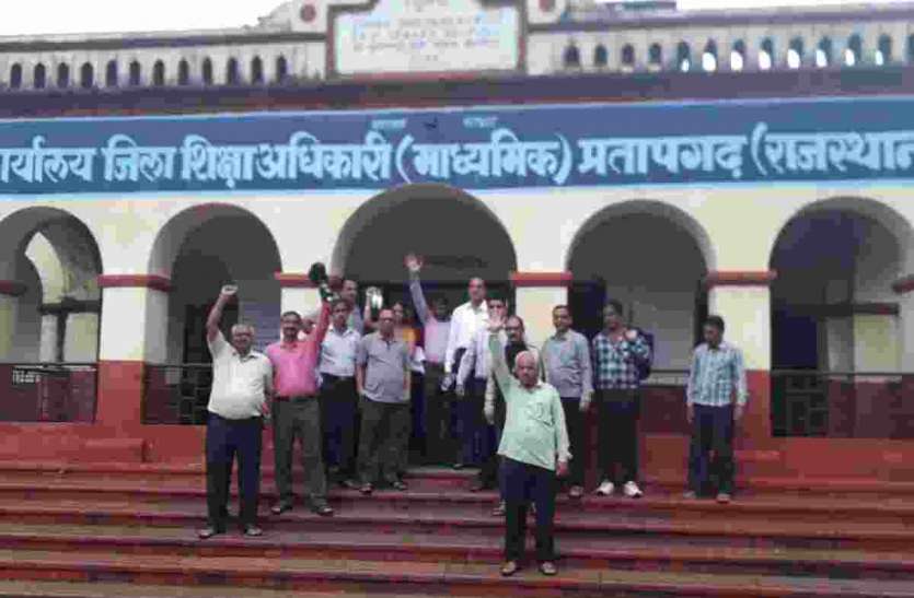 pratapgarh शिक्षकों ने क्यों सौंपा ज्ञापन और दी आंदोलन की चेतावनी