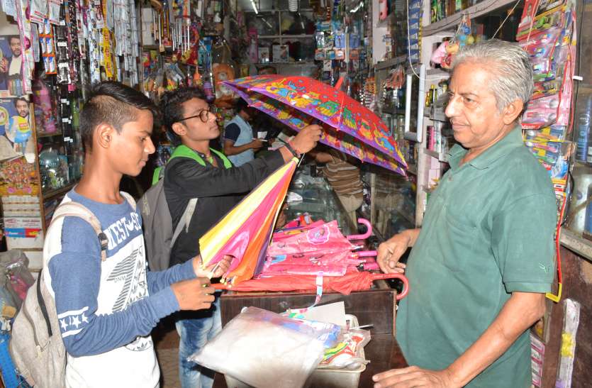 colorful umbrela on demand in city कलरफुल छाते संग रेनी सीजन का एज्वॉय