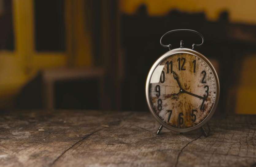 Clock गलत दिशा में लगाई गई घड़ी घर में पैदा कर सकती है खतरा, बन सकती है अकाल मृत्यु का कारण