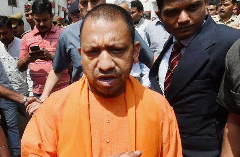 CM Yogi Adityanath पीएम मोदी के बाद अब सीएम योगी की सुरक्षा में हुई चूक, दो युवक हिरासत में