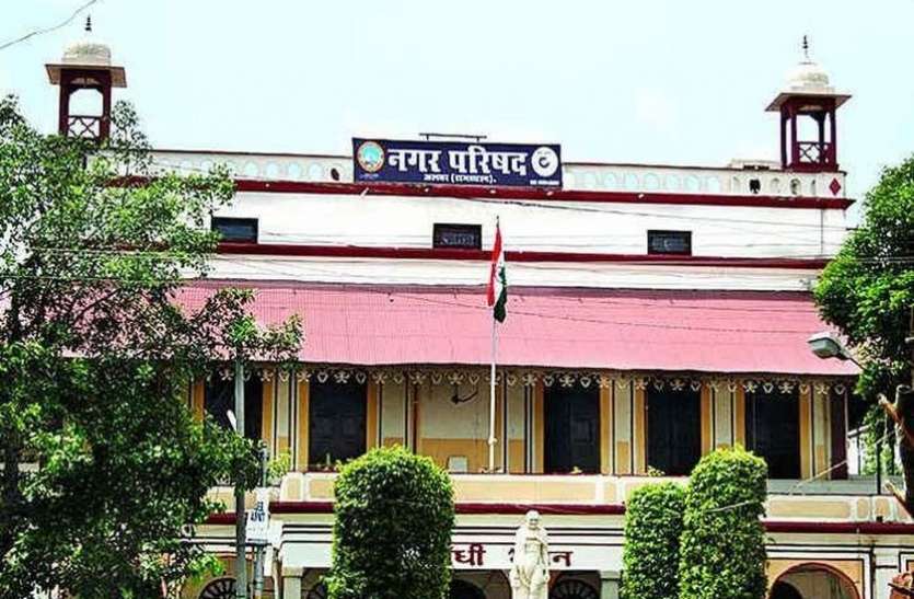 Alwar Nagar Parishad commissioner cancel their leave मेडिकल बोर्ड की जांच के डर से तुरंत स्वस्थ हो गए नगर परिषद के अधिकारी, लेकिन अब सभापति चले गए जयपुर