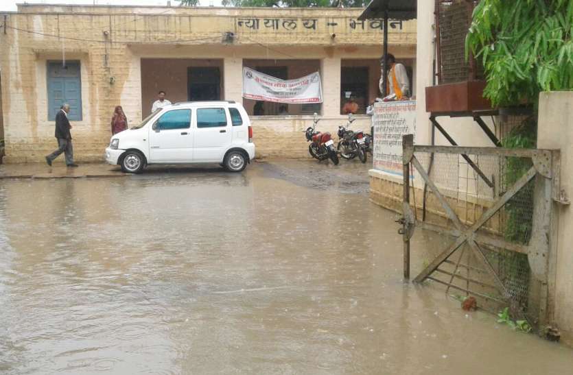 heavy water पुलिया टूटी तो घरों में तीन-तीन फीट भर गया पानी, बह गया सैकड़ों बीघा का सोयाबीन