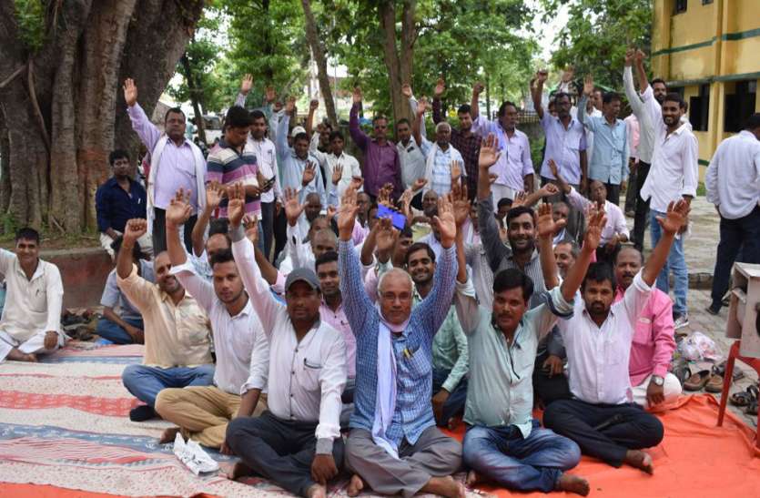 news प्रशासन ने धरने पर बैठे 39 प्रशिक्षु लेखपालों को दिया बर्खास्तगी का नोटिस