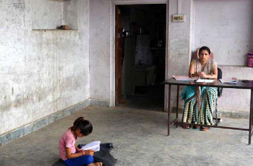 School going on due to a child एक बच्चे की वजह से चल रहा स्कूल