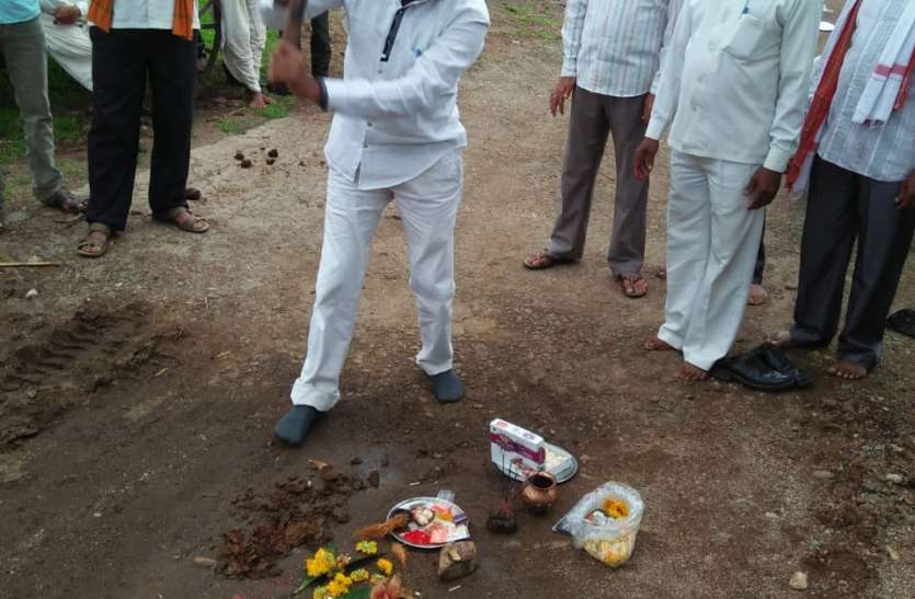 The foundation stone of the four reservoirs, the opening of one चार जलाशयों का शिलान्यास, एक का लोकार्पण