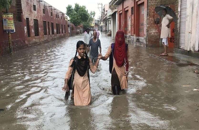churu rain news खेतों में राहत तो शहर-कस्बों में आफत बन बरसे मेघ