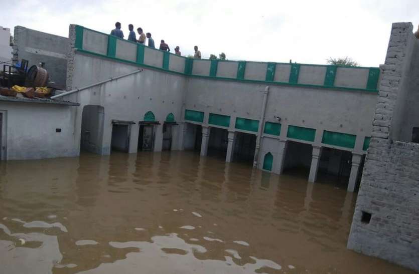 heavy rain churu HEAVY RAIN चूरू में मुम्बई पार्ट -2 : कई मकान डूबे, लोगों ने छत पर चढ़कर बचाई जान, इन रास्तों ना करें सफर