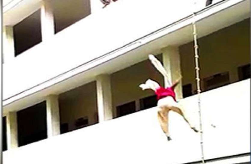 Girl dies who fell from the second floor during the mock drill मॉक ड्रिल के दौरान दूसरी मंजिल से गिरी छात्रा की मौत