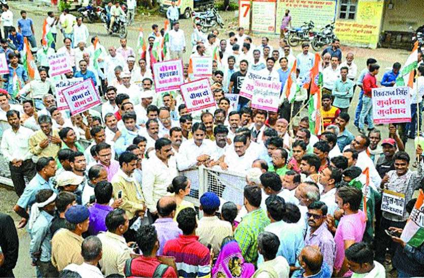 Public issues Congress memorandum Party split सूखा, फसल बीमा की मांग करने आए थे पर इस पार्टी में दिखी गुटबाजी
