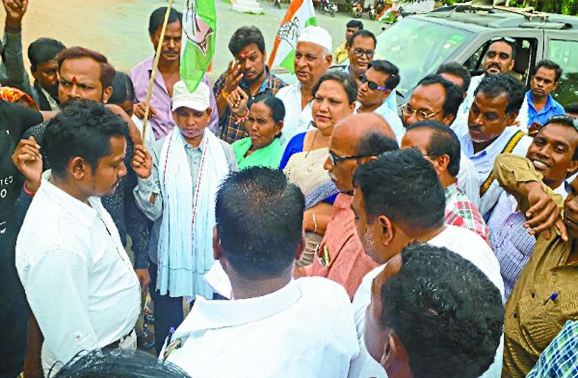 CG NEWS कांग्रेस कमेटी ने किसानों को समर्थन मूल्य और बोनस प्रदान की मांग को लेकर तहसीलदार सौंपा ज्ञापन