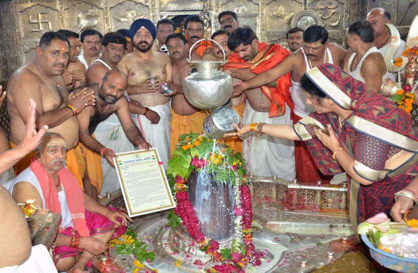 patrika video : कमलनाथ का पत्र लेकर महाकाल पहुंचे कांग्रेसी, सीएम की जनआशीर्वाद यात्रा को बताया जनता से छलावा