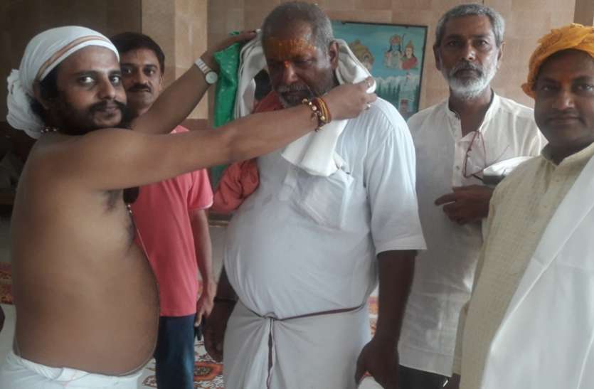 After the meal, the gift भोजन के बाद वस्त्रदान