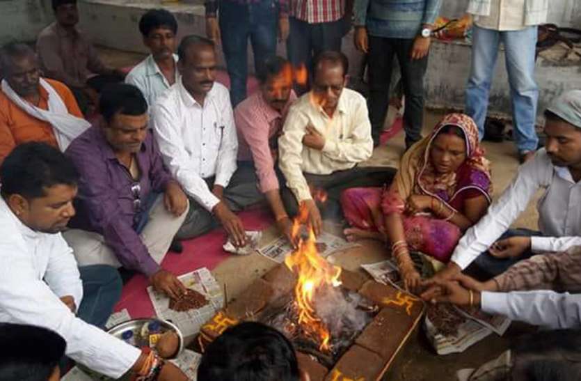 Hundreds of employees on strike हड़ताल पर सैकड़ों कर्मचारी