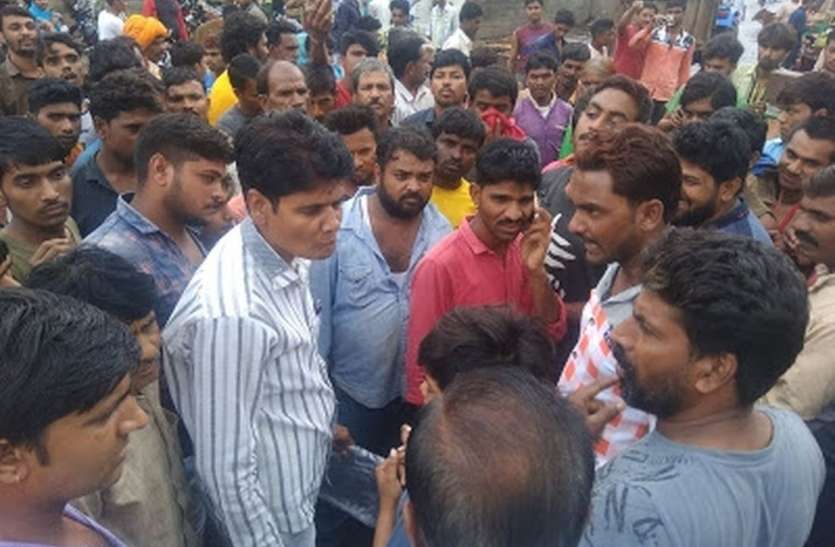 dhar अध्यक्ष का फोन आते ही लौटा अतिक्रमण हटाने पहुंचा नप का अमला