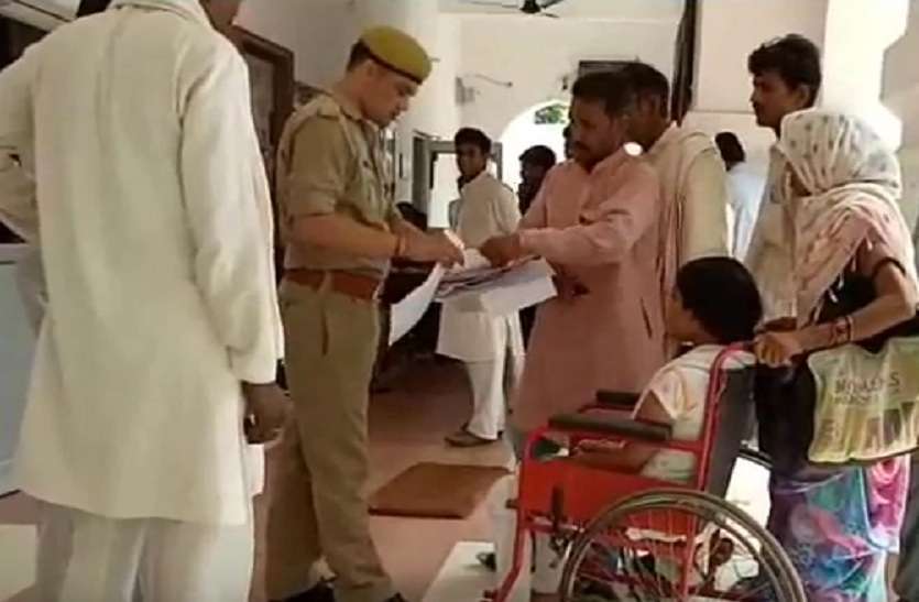 विकलांग लड़की को भाई ने घर से निकाला, तो पुलिस से लगाई न्याय की गुहार विकलांग लड़की को भाई ने घर से निकाला, तो पुलिस से लगाई न्याय की गुहार