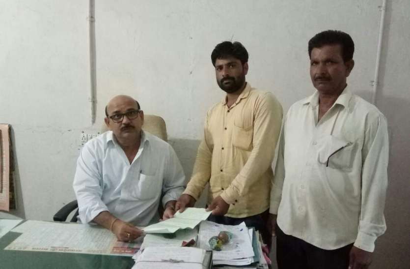 dewas शाखा प्रबंधक की लापरवाही से चोरी हुए रुपए