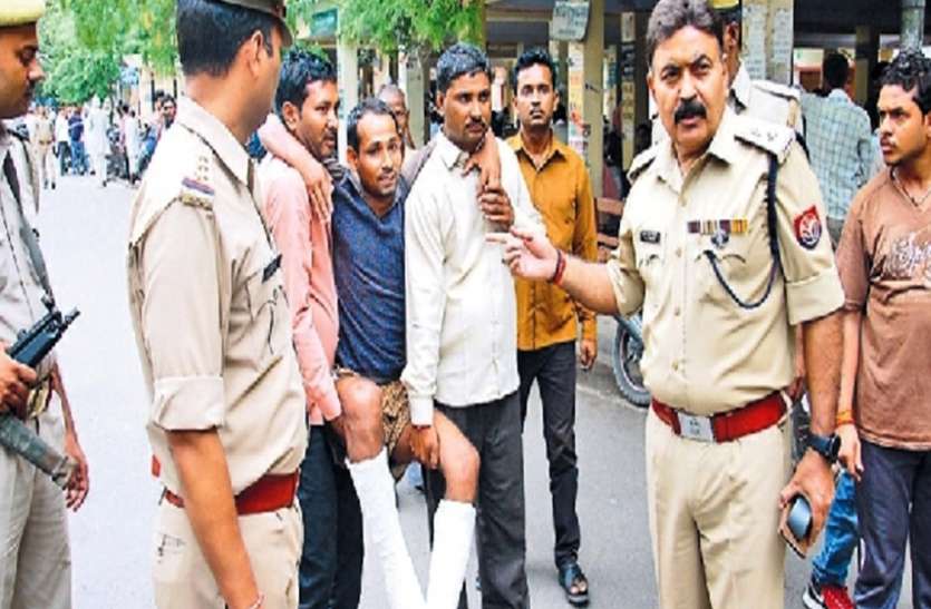 etawah पुलिस ने छापेमारी के दौरान छत से फेंका युवक, दोनों पैर टूटे