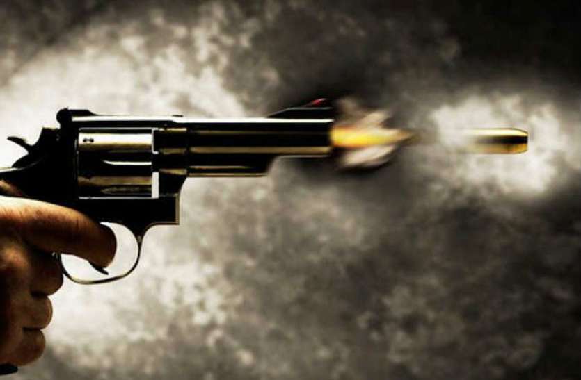 firing रेप के आरोपियों ने की पुलिस पर फायरिंग, पुलिस को लौटना पड़ा खाली हाथ