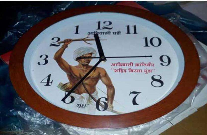 Opposite clock यहां उल्टी दिशा में चलती हैं घडिय़ां
