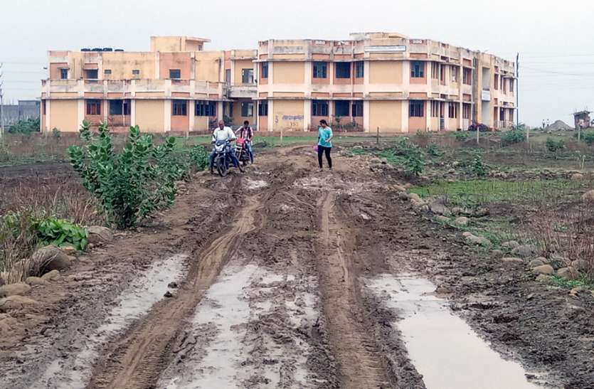 news कैसे जाएं पढऩे! 3साल में भी नहीं बनी मॉडल स्कूल की सडक़