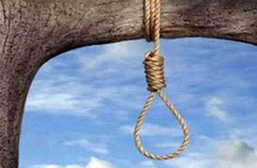 Youth got hung on the tree in bhilwara मजदूरी की कहकर घर से निकला युवक शाम को नहीं लौटा तो परिजनों ने तलाशा, जब उसे इस हाल में पाया तो परिजनों के उड़ गए होश, मच गई चीख पुकार