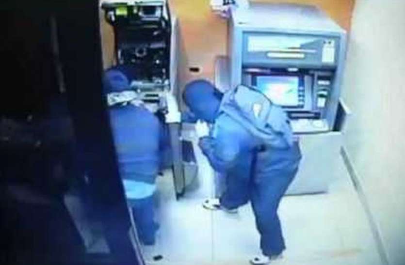atm broken रात दो बजे एटीएम तोड़ रहे थे बदमाश, पीछे मुड़े तो उड़े होश...
