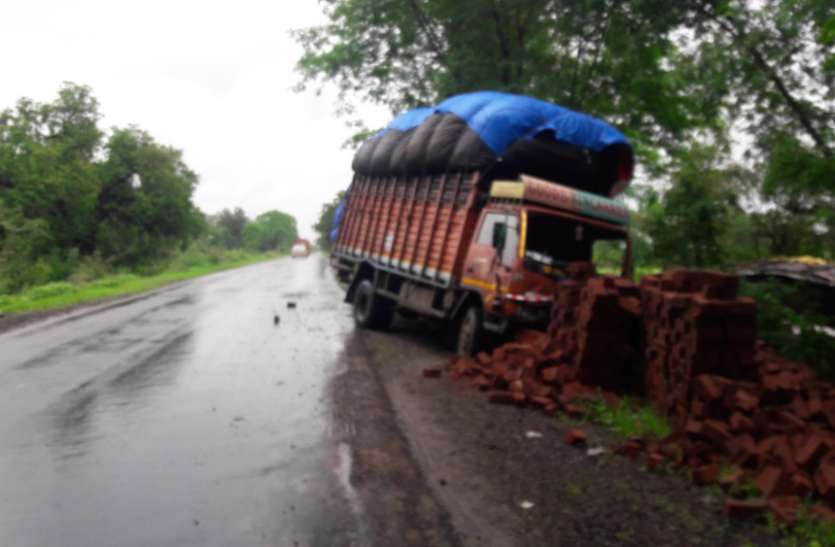 State Highway Maintenance Off स्टेट हाईवे मेंटेनेंस बंद, सड़क पर फोड़े हुए, उछाल मार रहे वाहन
