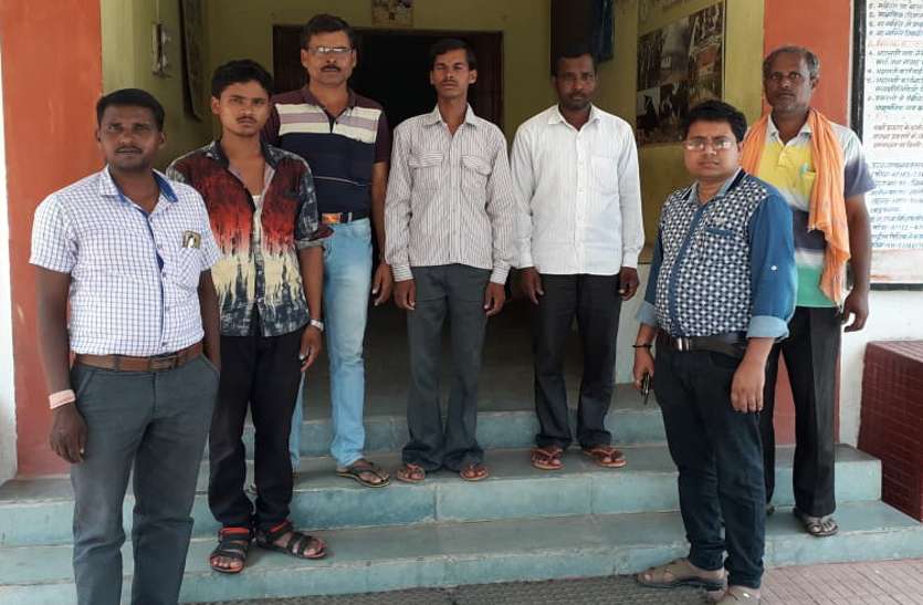 Relatives in police station शरीर में महसूस हो रही थी कमजोरी, डॉक्टर ने घर आकर लगा दिया मौत का इंजेक्शन