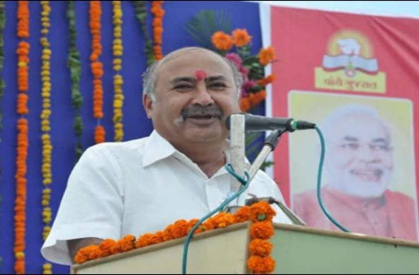गुजरात भाजपा के उपाध्यक्ष और पूर्व विधायक जयंती भानुशाली गुजरात: भाजपा उपाध्यक्ष जयंती भानुशाली पर लगा बलात्कार का आरोप, दिया इस्तीफा