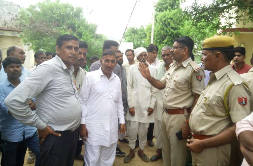 फैक्ट्री में लटका मिला युवक दो दिन से गायब युवक बंद फैक्ट्री में फंदे से लटका मिला, परिजनों ने लगाया हत्या का आरोप