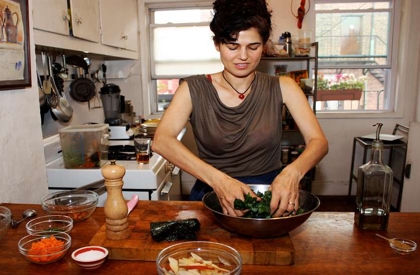 Kitchen अगर आपके किचन से भी आती है कुकिंग स्मैल तो जरूर अपनाएं ये 4 टिप्स