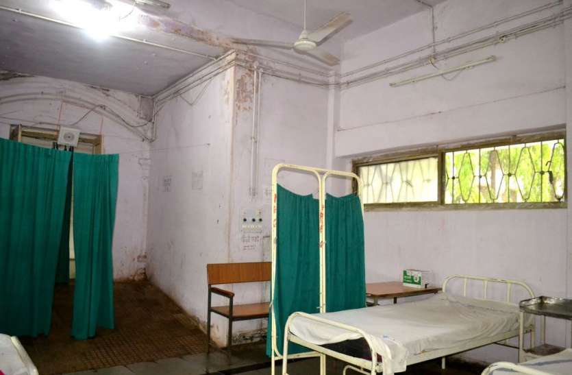 patrika जिला अस्पताल में भर्ती मरीज बारिश के पानी से होते परेशान