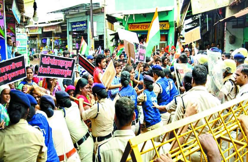 cg news नशे में धुत्त होकर युवक की कर दी थी हत्या, आक्रोशित होकर कांग्रेस कार्यकर्ताओं ने किया प्रदर्शन