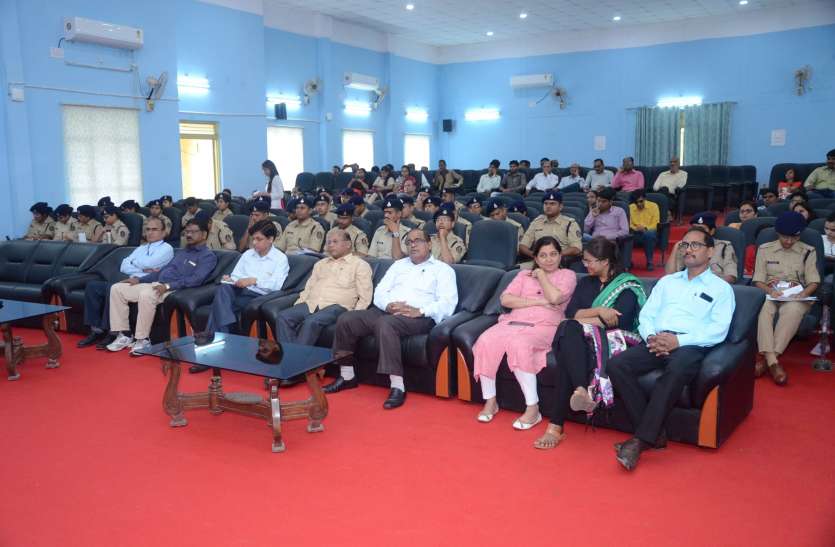 mhow पुलिस अधिकारियों को केस डायरी लिखने का व्यवहारिक ज्ञान होना महत्वपूर्ण है-अपर पुलिस महानिदेशक