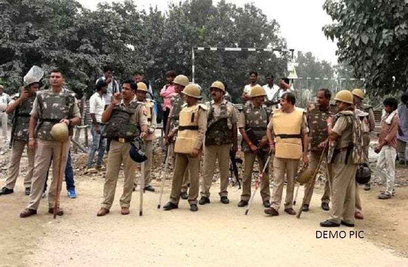 छेड़खानी के मामले में दो गांव के लोग आमने-सामने, जमकर चला लाठी- डंडा, फायरिंग छेड़खानी के मामले में दो गांव के लोग आमने-सामने, जमकर चला लाठी- डंडा, फायरिंग