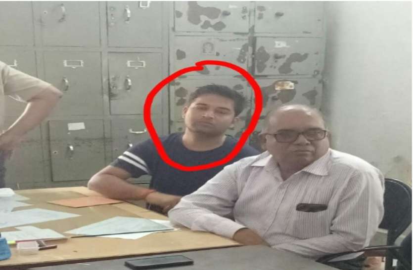 Lokayukta raided the bribe taker Breaking News डाक विभाग के संभागीय निरीक्षक को लोकायुक्त पुलिस ने 5 हजार रुपए की रिश्वत लेते किया गिरफ्तार