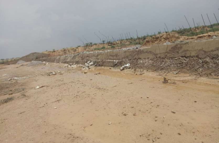 Anicut work closed एनिकट निर्माण का समय पूरा, काम नहीं