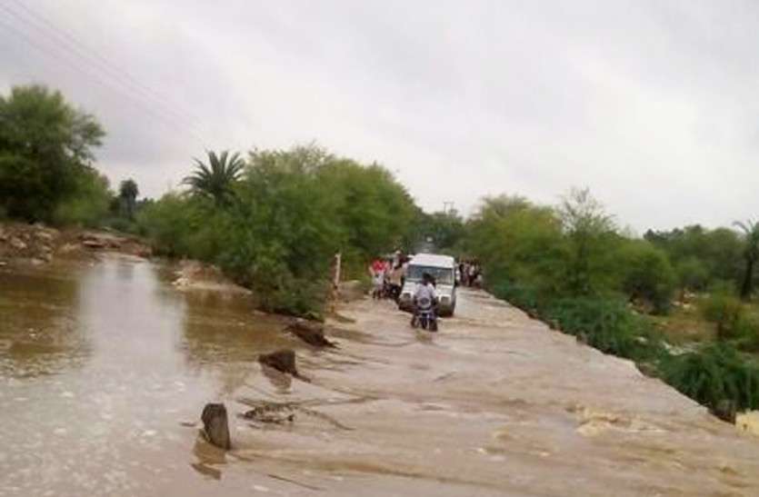 Rain राजस्थान में जमकर बरस रहे मानसूनी बादल, यहां हुई मूसलाधार, तो यहां स्कूल हुआ जलमग्न, दुकानों में भरा पानी