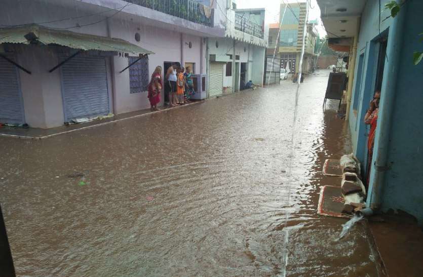 rain in mp एमपी में यहां झूमकर बरसे बादल,अब बने बाढ़ जैसे हालात,खबर पढ़ आप भी रह जाएंगे हैरान