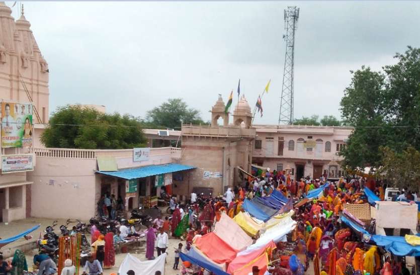 भगवान के भोग अर्पण कर मेले में आए हजारों श्रद्धालुओं ने पाया प्रसाद, धार्मिक आयोजनों की मची धूम श्रद्धालुओं की आवक के अनुरूप छाया, प्यासों के लिए पानी और भूखों को भोजन.. देखिए कैमरे से कि कैसे मची है धूम कैमरी में