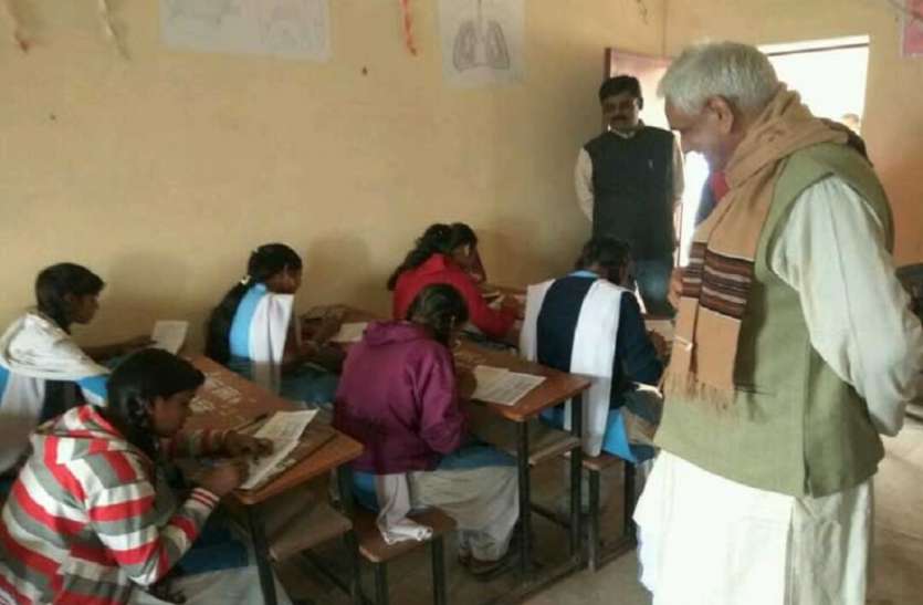 माध्यमिक स्कूलों में रिटायर्ड शिक्षक माध्यमिक स्कूलों में रिटायर्ड शिक्षकों की नियुक्ति दूर की कौड़ी